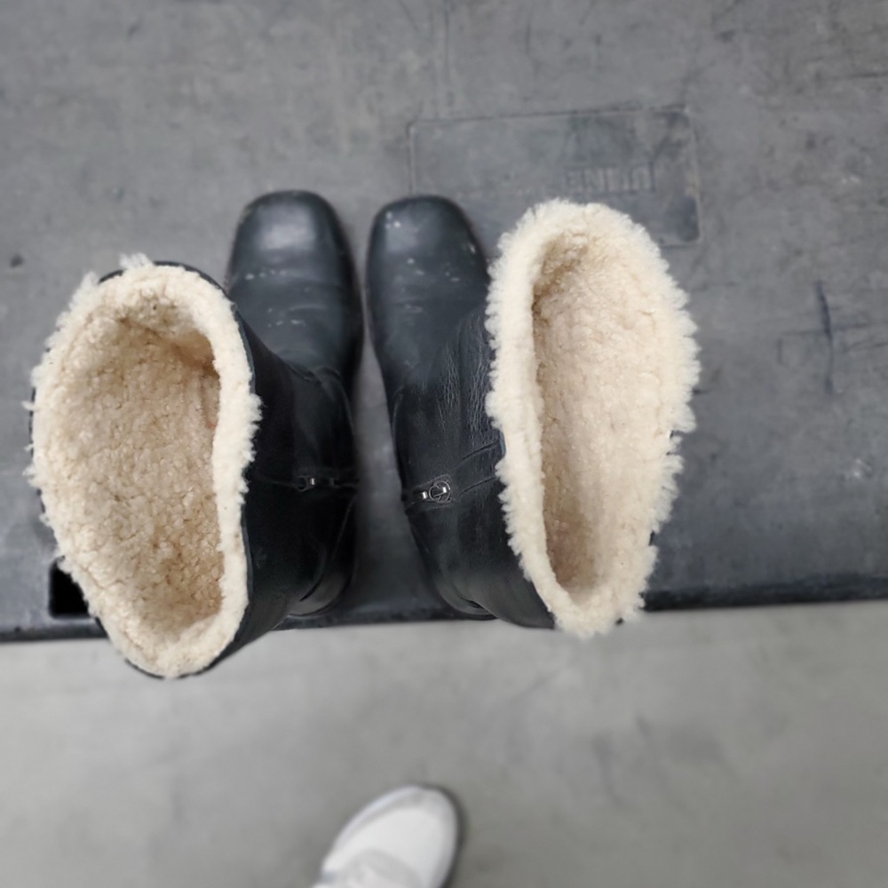 UGG - Picture 3 of 5